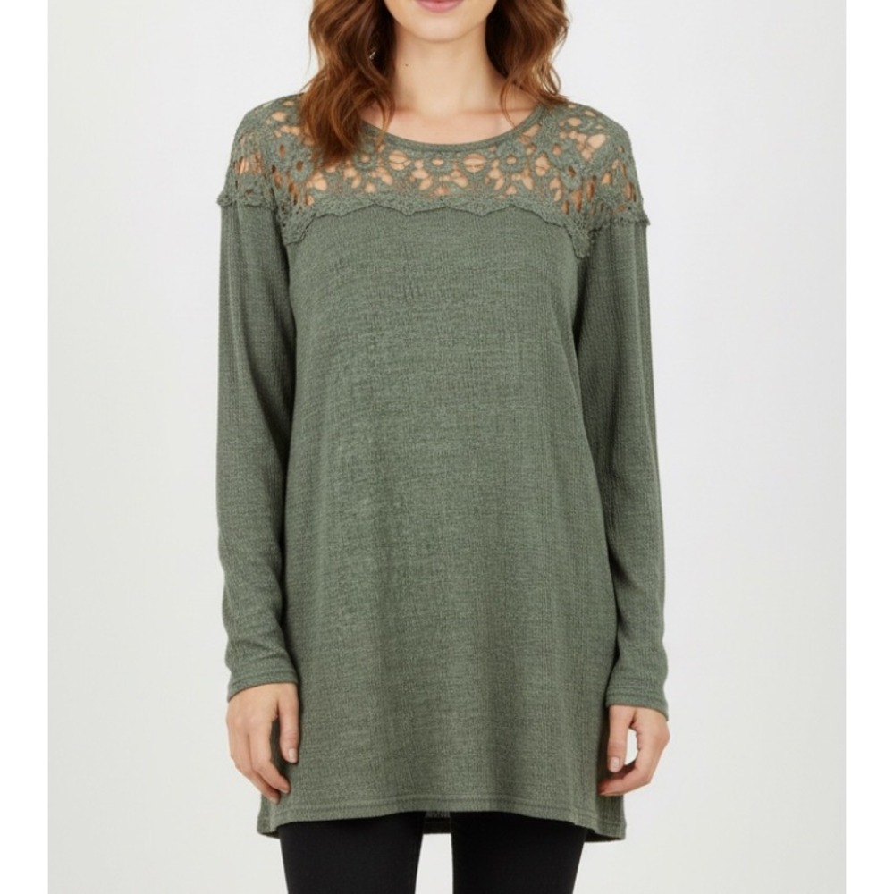 UMGEE Olive Green CRINKLE KNIT SHIRT TOP Crochet Lace Neckline & Shoulders SZ M